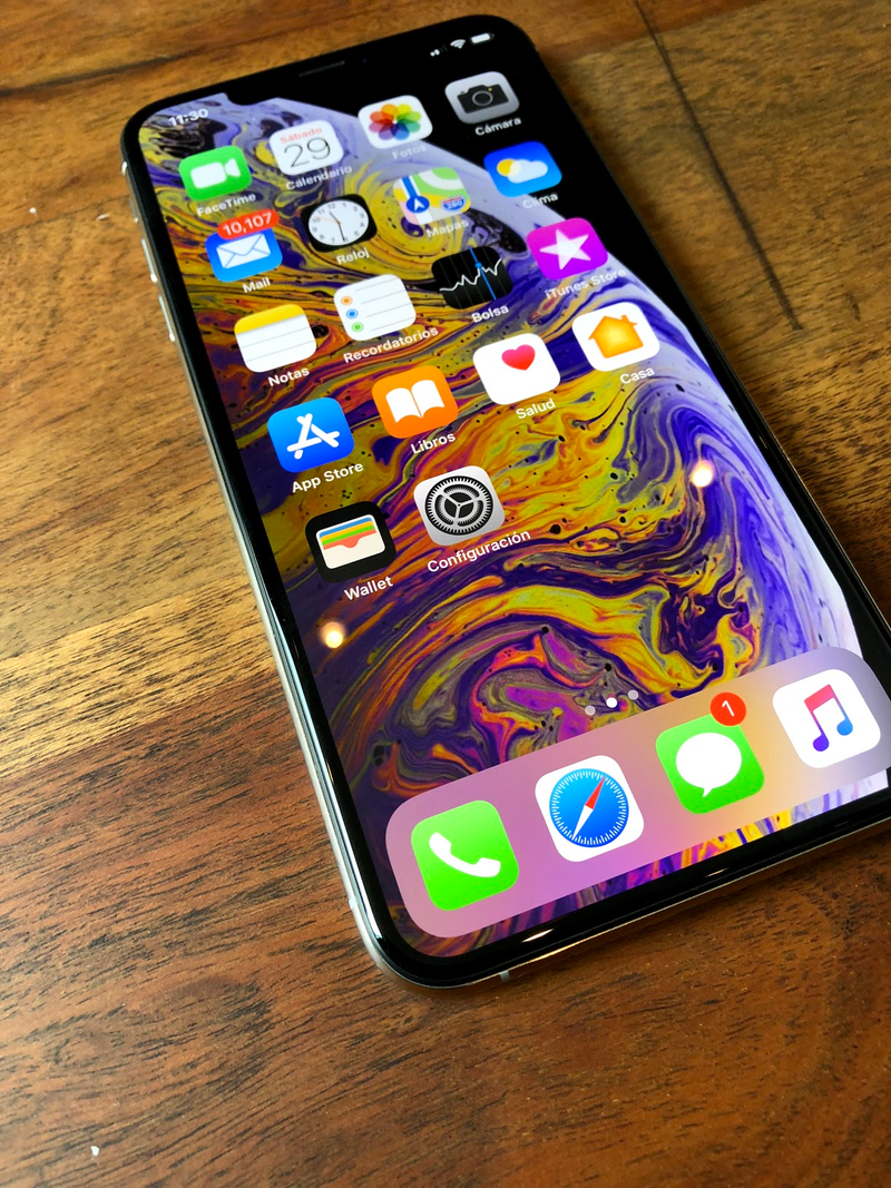 Illustration for article titled Help me Oppo. Also, I have an Iphone Xs in my hands, AMA?